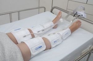 Jambes d'un patient appareillé avec Phlebo Press DVT.